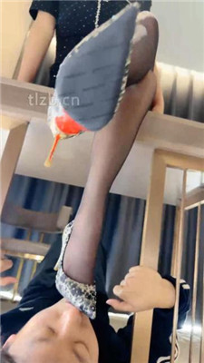 潘妮女王】喂口水/黑丝高跟美腿踩虐