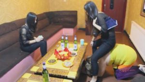 KTV两长发美女S极度羞辱(四)_绳艺资料库视频资源下载