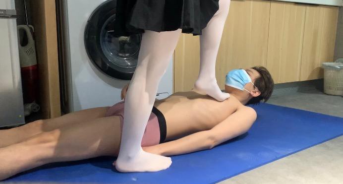 萝莉酱 小云白丝踩爆贱狗_绳艺资料库