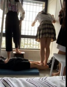 四小主第一次的踩踏体验_绳艺资料库