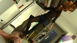 琳女神 典雅女神雪地靴里的丝袜脚虐踩_绳艺资料库