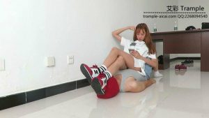 00后天使女主坐肚子,踩下体蹦跳踩全身!_绳艺资料库