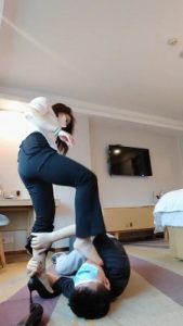 套路直播视频【梵高】职业装高跟诱惑-转胯肉丝踩/高跟踩爪【双视角版】bf26050_绳艺资料库