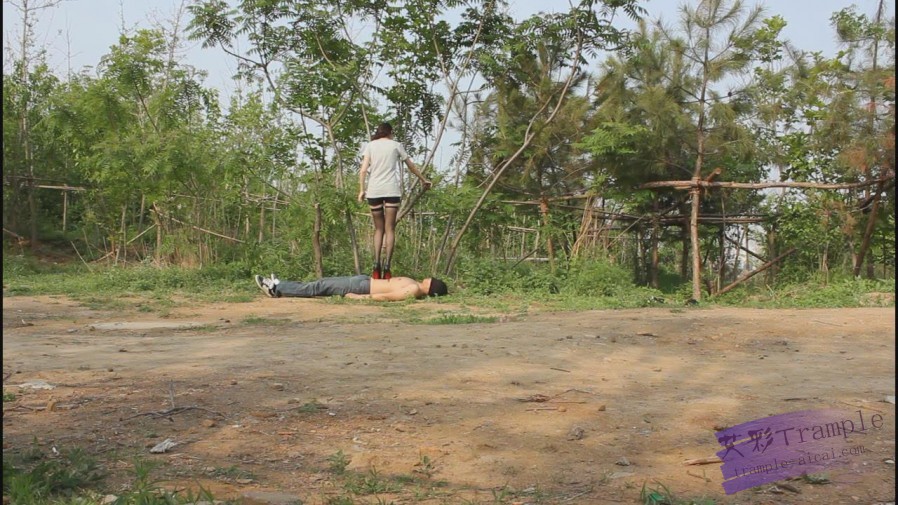 户外高跟践踏调教，舔鞋底，舔黑丝嫩白玉足_绳艺资料库