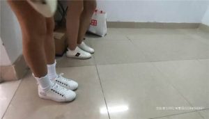 小鱼姐姐和雯雯小白鞋踢踩馒头砸中摄影_绳艺资料库