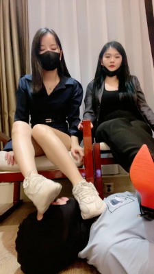 套路直播视频【漫漫S】沉浸式tj-小白鞋棉袜+高跟黑丝诱惑脚奴【双视角版】bf26775_绳艺资料库