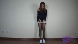 美女黑丝帆布鞋踩踏+舔裸足_绳艺资料库