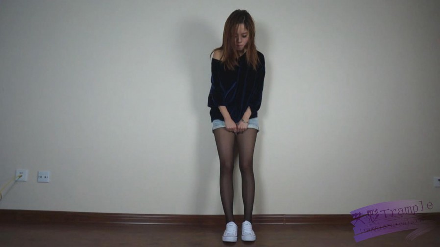 美女黑丝帆布鞋踩踏+舔裸足_绳艺资料库