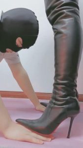 【执念】长靴牛仔裤调教贱狗 bf6678_绳艺资料库视频资源下载