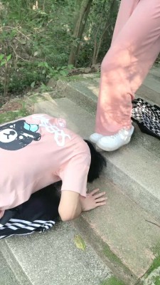 【欣欣】户外调-舔脏鞋/转胯爬行/揪耳朵/头顶鞋闻袜 bf28154_绳艺套路直播视频资源网