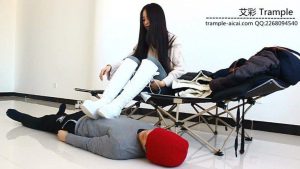 天依女主白靴子棉袜的人体脚踏!_绳艺资料库