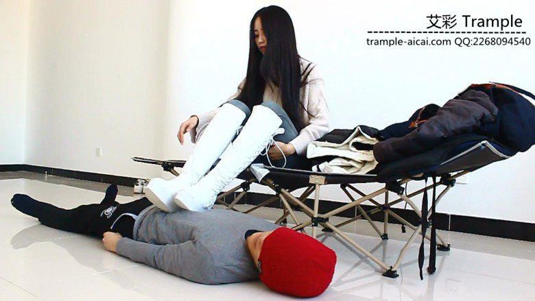 天依女主白靴子棉袜的人体脚踏！_绳艺资料库