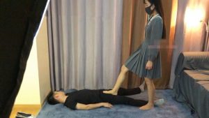 Kitty女王首调の丝足爆踩地毯_绳艺资料库