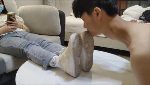 【酱酱s】18岁弟弟舔超脏鞋底闻袜子，鞋底喂水 YC-220903-3_绳艺资料库视频资源下载