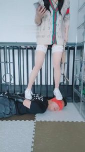 【睸娘】反绑小白鞋白丝全体重踩踏 bf7556_绳艺资料库视频资源下载