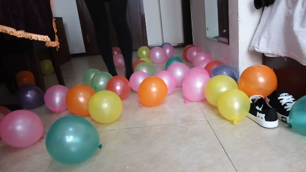 16100601鸽宝S黑丝美腿长靴踩七彩气球_绳艺资料库