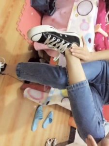 漂亮妹子秀帆布鞋棉袜裸足_绳艺资料库