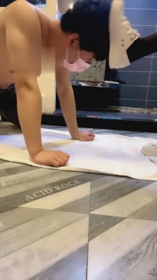 【逗逗】小白鞋黑丝全体重踩踏 bf2862_绳艺资料库视频资源下载