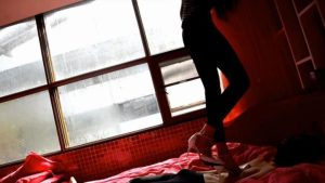 『奴隶岛』—萱萱侧空铆钉细跟踩玩奴隶_绳艺资料库