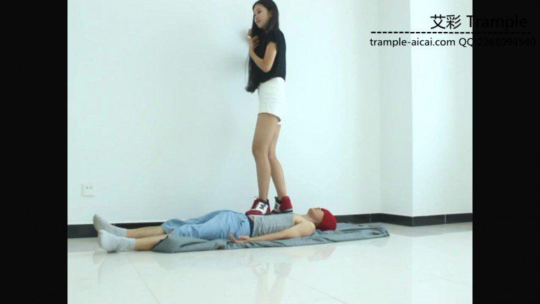 超漂亮天依女主运动鞋踩踏并愉快的骑乘贱狗！_绳艺资料库