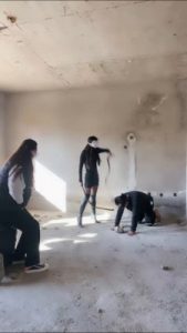 套路直播视频【妆主大大】和素人小姐姐-户外鞭打/骑马遛狗 bf25711_绳艺资料库