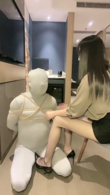 【苏曼】御姐五花大绑虐贱狗 bf20417_绳艺资料库视频资源下载