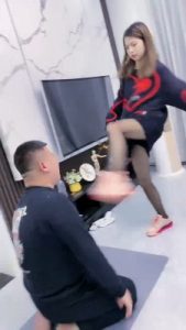 套路直播视频【麋鹿银儿】多奴被精神小妹暴力踹头/提档/跺 bf24536_绳艺资料库