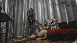 黑丝透明靴子踩死贱奴_绳艺资料库