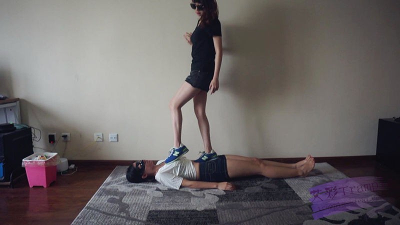 『小妮女女』白袜运动鞋的羞辱践踏女奴_绳艺资料库