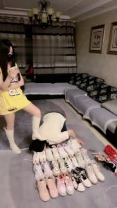 【猫神大人】强迫男友舔一堆脏鞋 bf22268_绳艺资料库视频资源下载