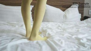 艺校美女原味小白鞋踩草莓_绳艺资料库