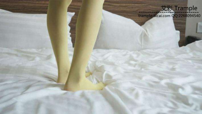 艺校美女原味小白鞋踩草莓_绳艺资料库