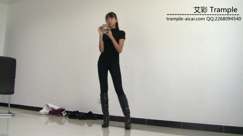 00后天使女主皮靴骑乘贱狗爆踢肋骨全体重踩！_绳艺资料库