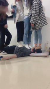 【开发素人】与精神小妹素人恋足踩踏羞辱专场 bf9049_绳艺资料库视频资源下载