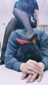 套路直播视频【Alice】黑丝高跟御姐虐狗-转胯坐垫/高跟踩 bf26489_绳艺资料库