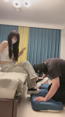 套路直播视频【兔兔大人】学生S首调-舔各种脏鞋【双视角版】 bf26818_绳艺资料库