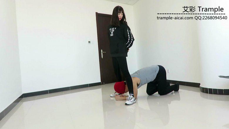 00后天使女主踢裆暴打贱狗逼迫其钻跨踩头羞辱！_绳艺资料库