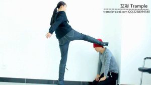 00后天使女主长靴踢踹,扇耳光,堵墙角暴打贱狗!_绳艺资料库