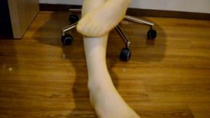 『奴隶岛』—第一视角舔脚发射POV(黄色丝袜、裸足)_绳艺资料库