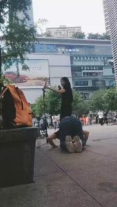 【全能来福M】给路人美女跪拜会是什么反应 bf28008_绳艺资料库