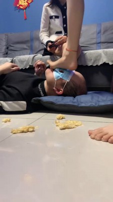 套路直播视频【精神小妹】精彩-多学生素人S踩食物喂狗 bf24663_绳艺资料库