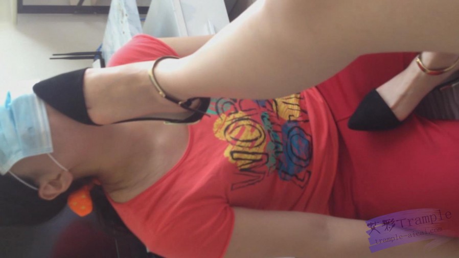 『小妮女女』01.裸足平底鞋调教母狗_绳艺资料库