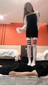 初柒性感日系白袜施展脚法干废贱货-18岁初柒女神原味臭袜踩脸闻舔脚踩裆 YC-220707_绳艺资料库