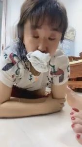 【歌迪丝】母狗跪在地上吃白棉袜 G-210730-5_绳艺资料库视频资源下载