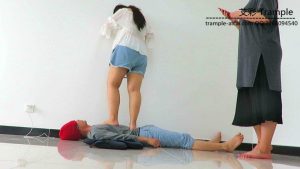 双胖主听音乐在贱狗身上韵律踩踏！_绳艺资料库