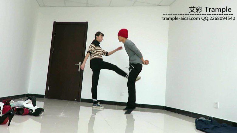 00后女主膝顶踢裆暴打小混混！_绳艺资料库