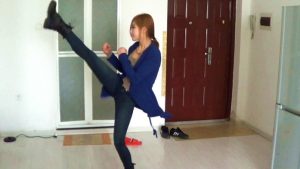 黑冰女神 皮靴黑棉袜 踹爆内脏踩断肋骨_绳艺资料库