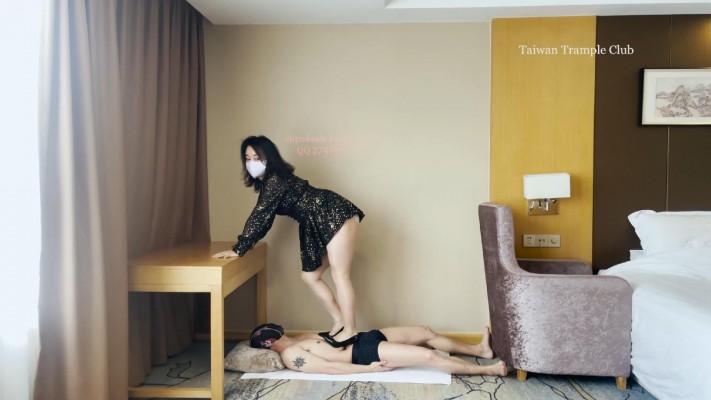 国内首发台湾少妇丝袜高跟踩人肉毯子摇头蹦迪凶狠跳踩_绳艺资料库