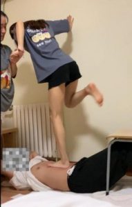 【萝莉酱】学生姐妹花跳踩地狱00后在校学生素人暴力跳踩人肉毯子_绳艺资料库