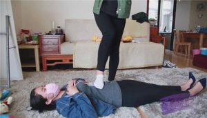 艾丝指导两高中妹子互踩,最后艾丝也忍不住上去踩了两脚 G-NV-216_绳艺资料库